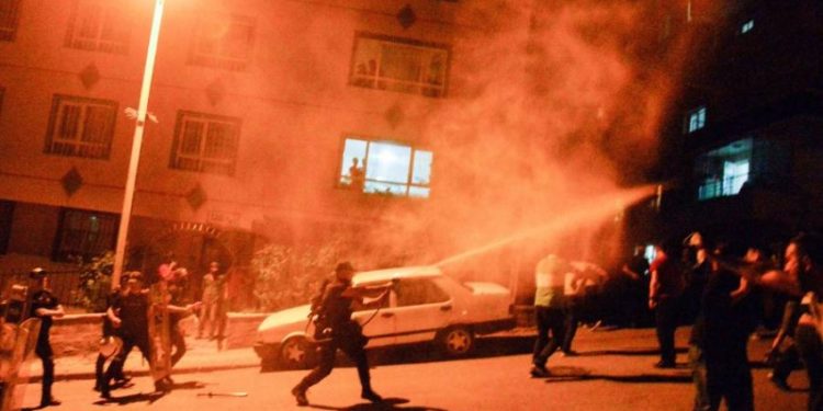 توقيف 80 شخصاً في تركيا بعد اعتداءات على محلات للاجئين سوريين