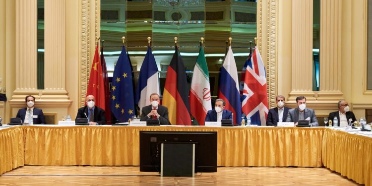 طهران تتهم واشنطن بـ”استغلال” محادثات فيينا للتفاوض حول سياستها الإقليمية والصاروخية