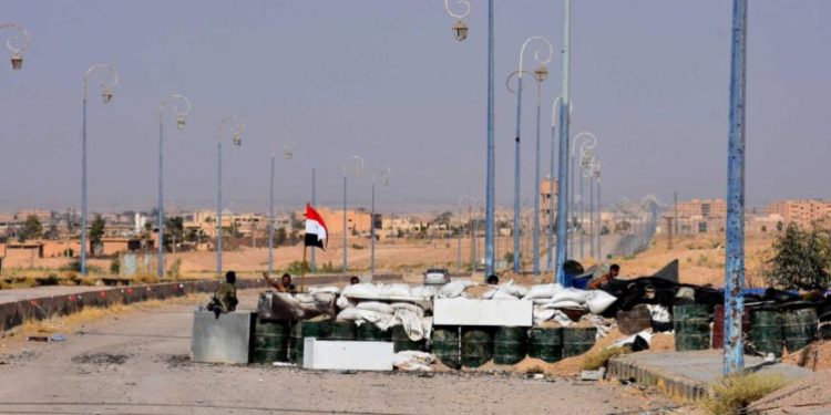 النظام يغلق مدينة دير الزور ويمنع الدخول إليها إلا بشروط