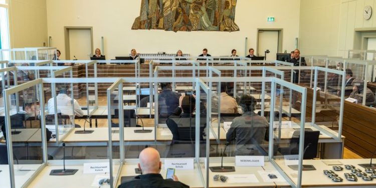 محاكمة الأفراد وكبار الضباط لن تنزع شرعية النظام السوري وعلينا ضبط التوقعات الحقوقي محمد العبدالله: 500 ألف وثيقة أمنية و1.5 مليون فيديو يجري تحليلها لخدمة العدالة