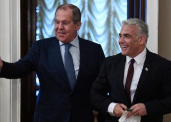 لافروف يشكل مع لبيد «آليات لتطويق الخلافات» في سورية وزير خارجية روسيا أكد أن «ضمان أمن» إسرائيل من «أولويات» بلاده