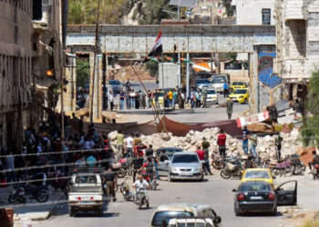 من منكمُ يوماً رأى وطناً كبير القدّ يولد من بلد