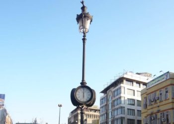 مِن ساحةِ الثُوّارِ يقتلعونَ ساعة ْ