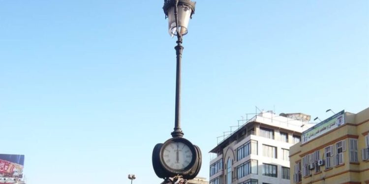 مِن ساحةِ الثُوّارِ يقتلعونَ ساعة ْ