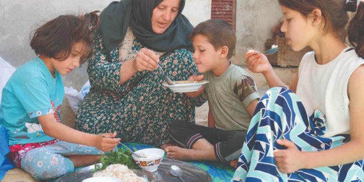 90 % من العائلات السورية تتبع أساليب تأقلم «سلبية» للبقاء على قيد الحياة «قياديات» يواجهن تحديات كبيرة لإعالة أسرهن في أماكن النزوح