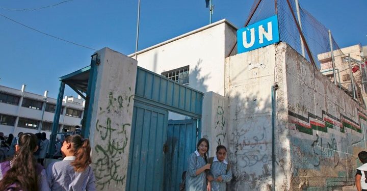 “أونروا” تطمس مصطلحات مرتبطة بـ”العودة” وتحظر “آيات قرآنية”