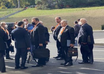 اللجنة الدستورية: مجنون يحكي وعاقل يسمع!