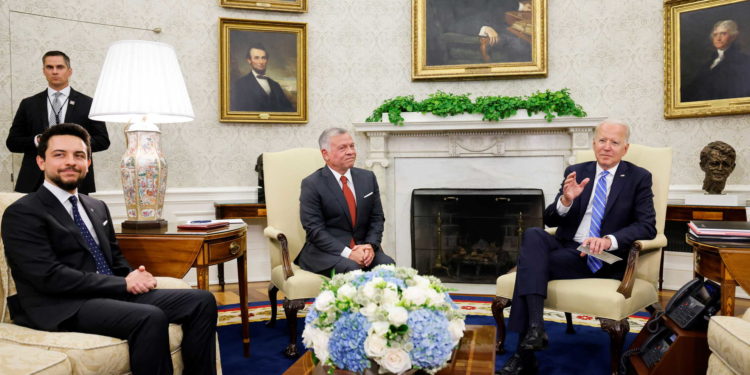 معارضون سوريون متخوفون من تداعيات تقارب الأردن مع الأسد قلق من ترحيلهم أو تسليمهم لسلطات دمشق