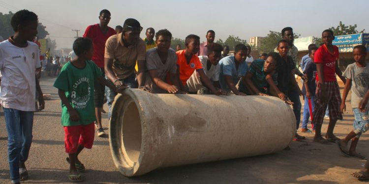 ما أهمية المواد التي علقت في الوثيقة الدستورية بالسودان؟ ألغت هياكل الحكم وفضت الشراكة بين المكونين المدني والعسكري