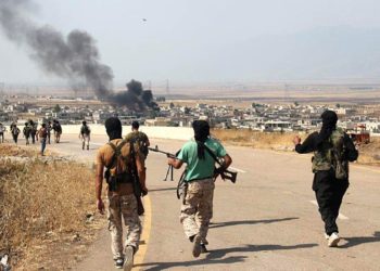 سورية: فصائل المعارضة تكثف قصفها مواقع النظام رداً على مجزرة معرة مصرين