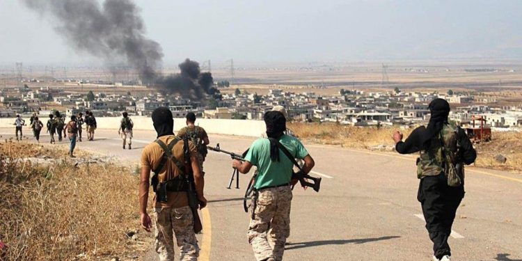 سورية: فصائل المعارضة تكثف قصفها مواقع النظام رداً على مجزرة معرة مصرين