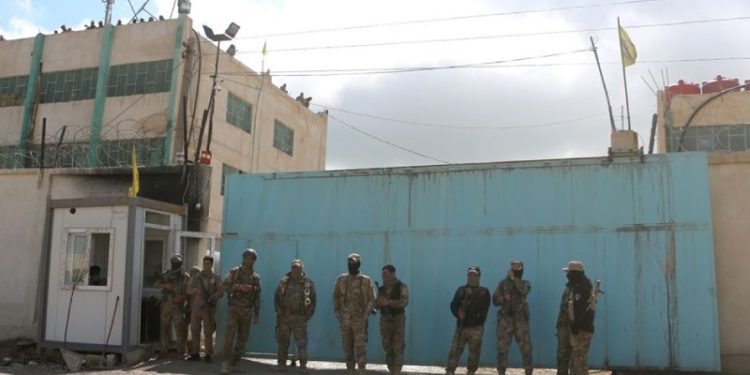 «قسد» مدعومةً بقوات أمريكية تسيطر على تمرد لسجناء تنظيم «الدولة» في الحسكة السورية