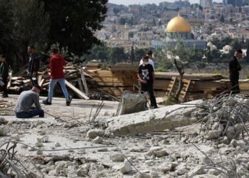 الاحتلال يهدم منزلين ويصادر أراضيَ في الضفة والقدس