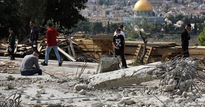 الاحتلال يهدم منزلين ويصادر أراضيَ في الضفة والقدس