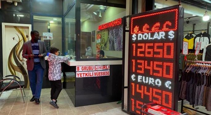 بدء العمل بقرار حماية الودائع بالليرة التركية… ووقف زيادة أسعار الوقود