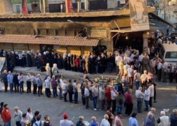 طوابير خبز في منطقة تضم 80 % من مخزون القمح السوري إضراب المطاحن يدخل يومه العاشر في مناطق الإدارة الذاتية