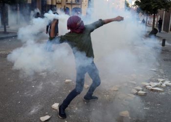 الدولار يحرك الشارع اللبناني… انتفاضة أم غضب عابر؟