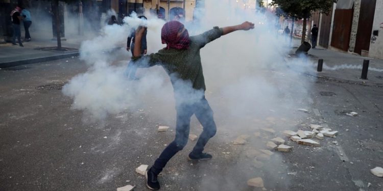 الدولار يحرك الشارع اللبناني… انتفاضة أم غضب عابر؟