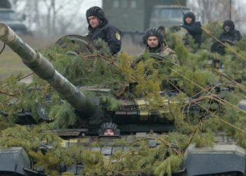 “الناتو” يرسل طائرات وسفنا إلى شرق أوروبا والكرملين يتهمه بتصعيد التوتر