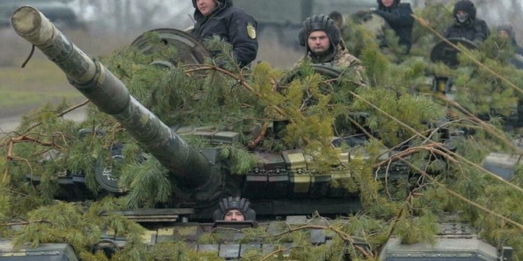 “الناتو” يرسل طائرات وسفنا إلى شرق أوروبا والكرملين يتهمه بتصعيد التوتر