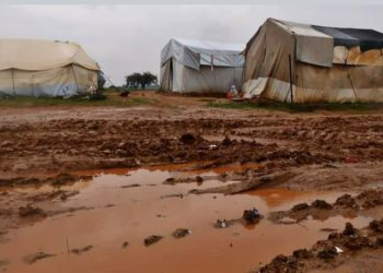 برد الشتاء يزيد معاناة النازحين في إدلب