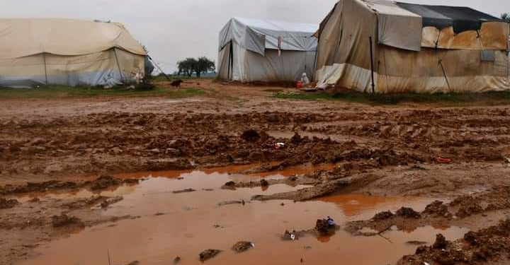 برد الشتاء يزيد معاناة النازحين في إدلب