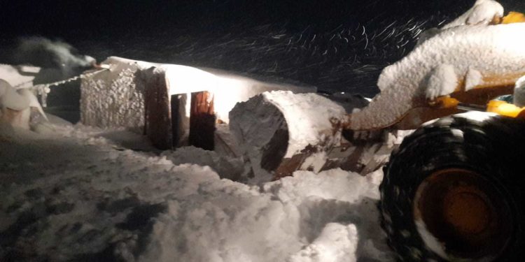 طفلان توفيا من البرد.. عاصفة ثلجية وأمطار غزيرة تضرب مخيمات النازحين في سورية