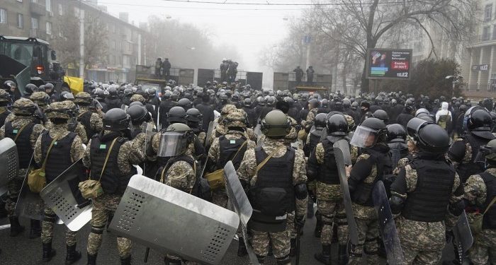 عشرات القتلى في كازاخستان وروسيا تتدخل عسكريًا