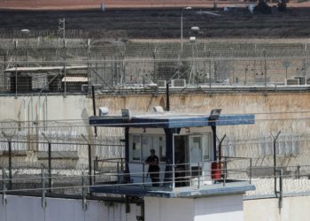 عالجوه بالمسكنات وهو مُصاب بالسرطان! تقرير يكشف كيف تعاملت إسرائيل مع أسير فلسطيني لـ”قتله ببطء”