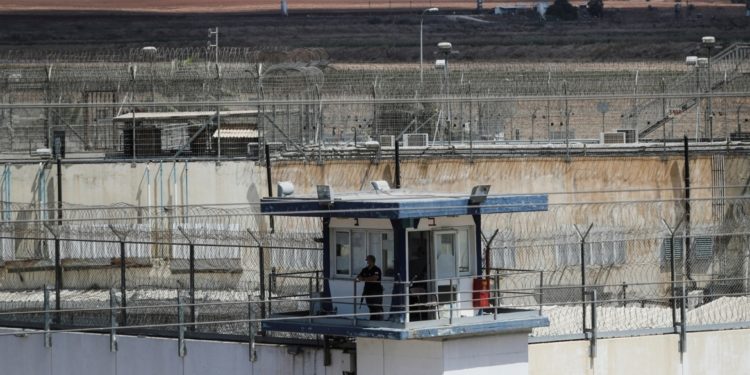 عالجوه بالمسكنات وهو مُصاب بالسرطان! تقرير يكشف كيف تعاملت إسرائيل مع أسير فلسطيني لـ”قتله ببطء”