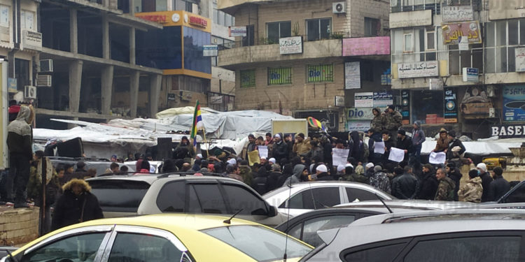 النظام يستنفر في السويداء مع استمرار الاحتجاجات وقطع الطرقات