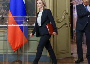 بوتين يهدد بقدرات بلاده النووية: لا حاجة إلى عالم لا مكان فيه لروسيا! لافروف يصف مباحثاته مع نظيرته البريطانية بـ”حوار الخرس مع الطرشان”