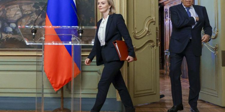 بوتين يهدد بقدرات بلاده النووية: لا حاجة إلى عالم لا مكان فيه لروسيا! لافروف يصف مباحثاته مع نظيرته البريطانية بـ”حوار الخرس مع الطرشان”