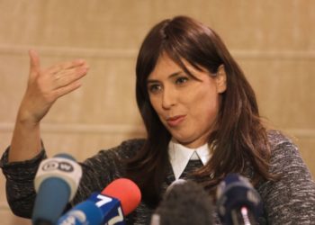 محاضرة للسفيرة الإسرائيلية تُخرج طلاب جامعة كامبريدج للاحتجاج.. صرخوا في وجهها:  “عارٌ عليكِ”