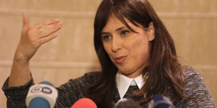 محاضرة للسفيرة الإسرائيلية تُخرج طلاب جامعة كامبريدج للاحتجاج.. صرخوا في وجهها:  “عارٌ عليكِ”