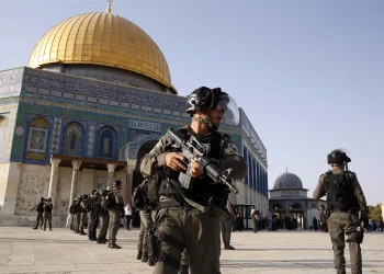 أحاطوه وأفرغوا رصاصهم في جسده المرمي على الأرض! جريمة استشهاد شاب فلسطيني على باب الأقصى