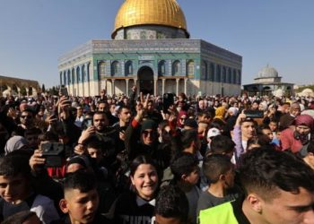 إصابة 37 مقدسياً إثر اعتداء الاحتلال على محتفلين بالإسراء والمعراج في باب العمود