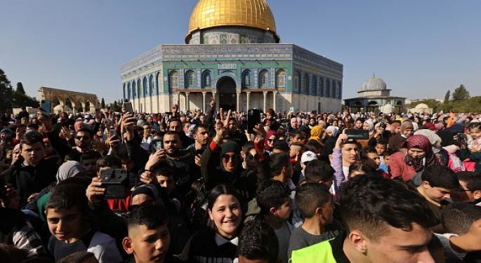 إصابة 37 مقدسياً إثر اعتداء الاحتلال على محتفلين بالإسراء والمعراج في باب العمود