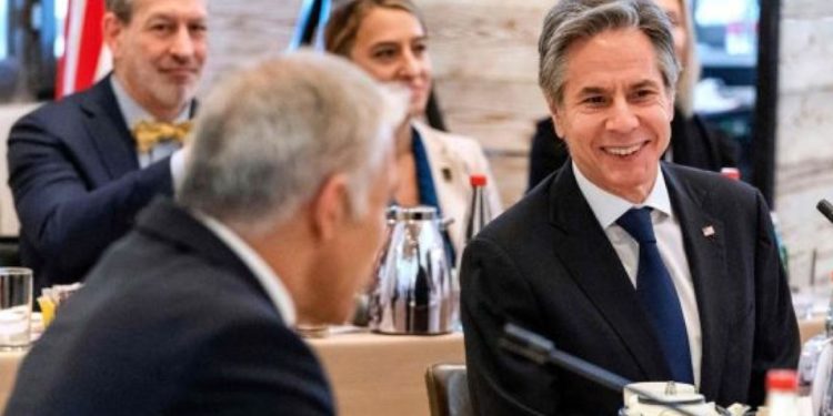 مخاطر الحروب الإقليمية مع تعثر بلينكن في كثبان النقب