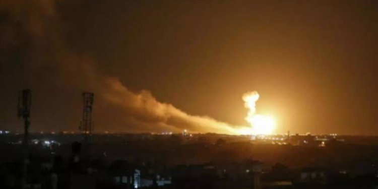 سورية: غارات إسرائيلية تستهدف مواقع قوات النظام و”حزب الله” في محيط دمشق