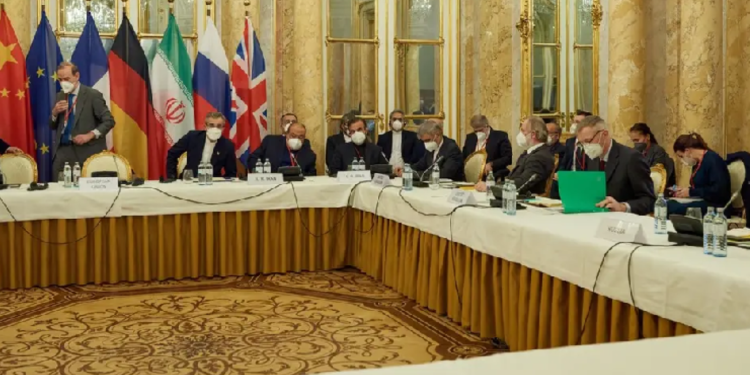 إيران والسلَّم الأوروبي زيارة إنريكي مورا إلى طهران كسرت الجمود الذي سيطر على المفاوضات النووية