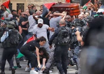 الغارديان: إسرائيل كانت تعرف أن العالم لن يعاقبهاعندما هاجمت نعش شيرين أبو عاقلة ومزقت العلم الفلسطيني