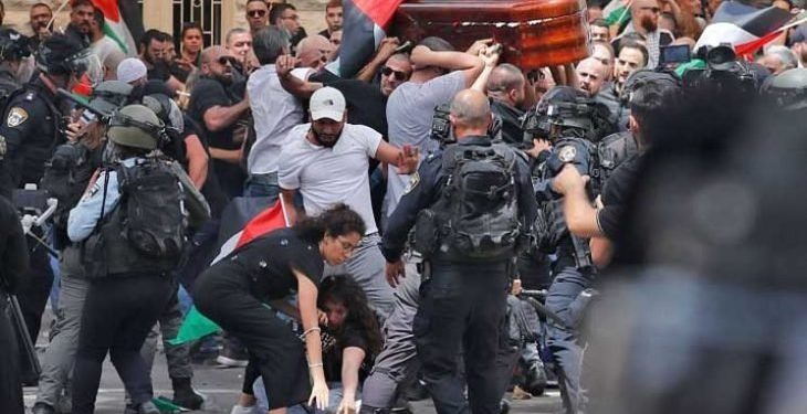 الغارديان: إسرائيل كانت تعرف أن العالم لن يعاقبهاعندما هاجمت نعش شيرين أبو عاقلة ومزقت العلم الفلسطيني