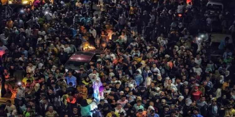 إنتظارات وسماسرة أمام سجن صيدنايا..”كأننا من عالم آخر”