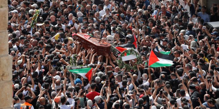 جثمان شيرين في مواجهة وحشية الاحتلال