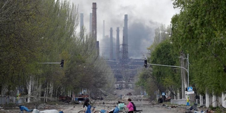 مقتل 60 مدنيا في قصف مدرسة بشرق أوكرانيا و”السبع” تؤكد وحدتها بمواجهة موسكو