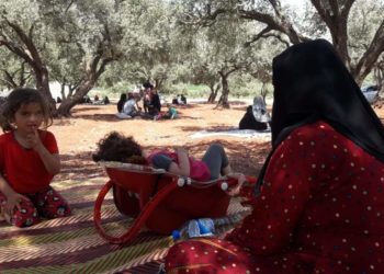 حر الصيف يضاعف معاناة النازحين في مخيمات إدلب