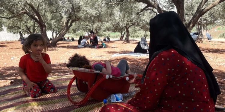 حر الصيف يضاعف معاناة النازحين في مخيمات إدلب