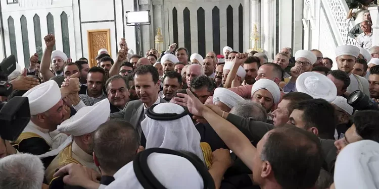 دمر بشار الأسد حلب ثم جاء لزيارتها!