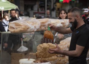 سوريون يبيعون ممتلكاتهم لتأمين معيشتهم